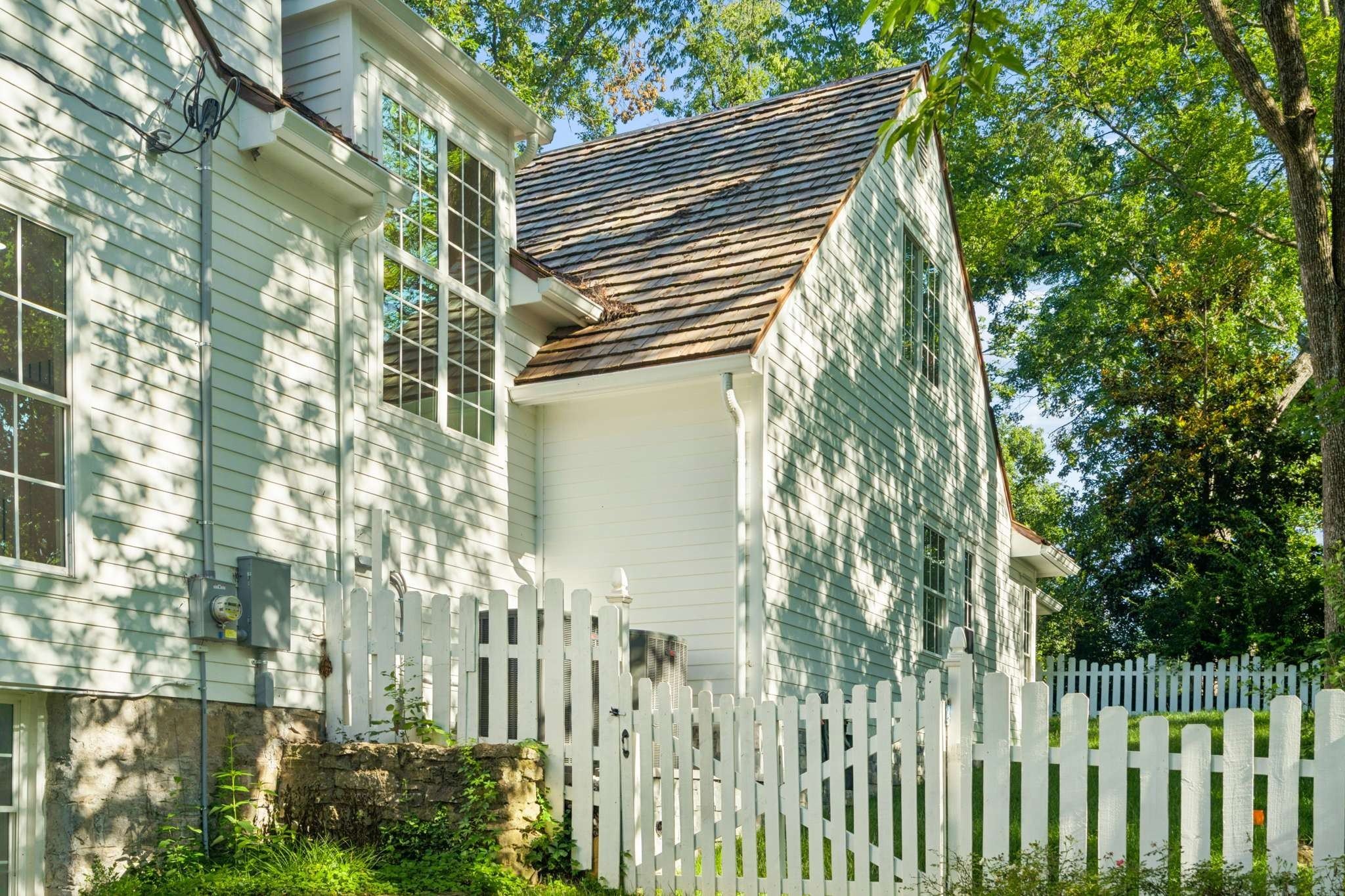 White picket fence along the side yard at 4401 Iroquois Avenue in Belle Meade Nashville